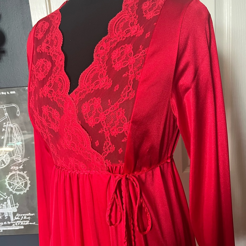 Vintage Red Robe Satin Lace